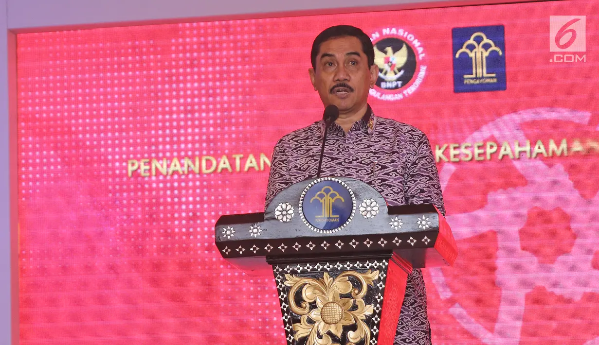 Kepala BNPT Suhardi Alius memberikan sambutan saat melakukan MoU di gedung Kemenkumham, Jakarta, Kamis (31/5). Kerja sama tersebut terkait dengan penanggulangan tindak pidana terorisme.  (Liputan6.com/Herman Zakharia)