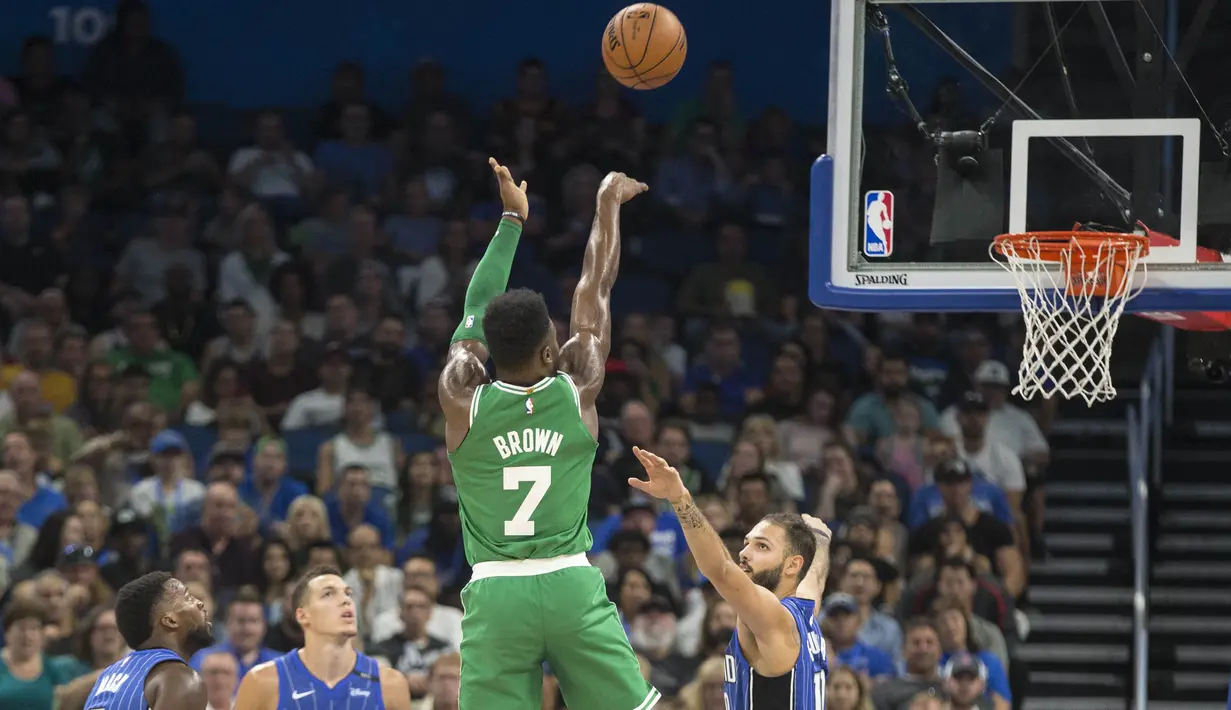 Pebasket Boston Celtics, Jaylen Brown, melepaskan tembakan saat melawan Orlando Magic pada laga NBA di Amway Center, Orlando, Minggu (5/11/2017). Magic kalah 88-104 dari Celtics. (AP/Willie J Allen Jr)