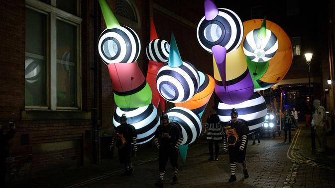 Penampil bersiap ambil bagian dalam festival seni visual tahunan Light Night Leeds di Leeds, utara Inggris, 10 Oktober 2019. Festival tersebut mengambil alih jalanan pusat kota Leeds selama dua malam di bulan Oktober. (Oli SCARFF/AFP)