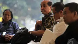 Daniel yang mengenakan batik berlengan pendek tampak menunggu di lobi KPK, Jakarta, Selasa (9/9/2014) (Liputan6.com/Panji Diksana)