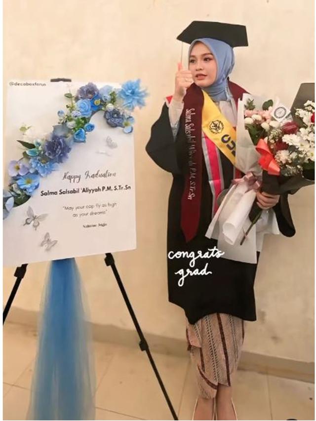 6 Potret Wisuda Salma Salsabil dari ISI Jogja, Raih Gelar Sarjana Terapan Seni