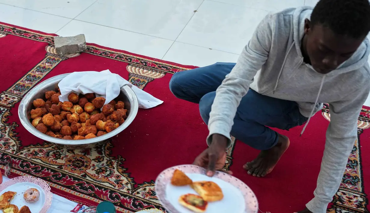 Teranga diwujudkan melalui berbagi makanan, seringkali makan dari satu piring besar bersama-sama (seperti hidangan nasional Thieboudienne), yang mengajarkan persatuan dan kesabaran. Tampak dalam foto, umat Muslim bersiap untuk iftar, yaitu berbuka puasa selama bulan suci Ramadan di Dakar, Senegal, Kamis, 5 Maret 2026. (AP Photo/Misper Apawu)