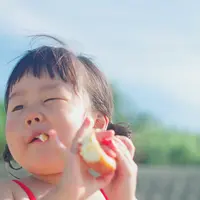 Ilustrasi anak satu tahun yang memakan buah sebagai camilan sehat. (Sumber foto: Pexels.com)
