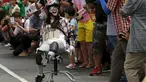 Seorang peserta wanita tertawa ketika memeriahkan balapan berlari menggunakan kursi kantor dalam kompetisi ISU-1 Grand Prix di Tainan, Taiwan Selatan, Minggu (24/4/2016).  (REUTERS/Tyrone Siu)