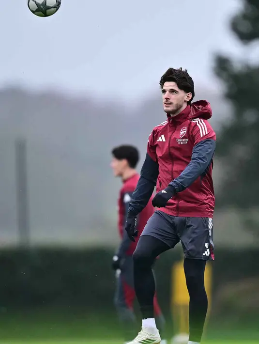 Diketahui, Arsenal menatap pertandingan ini dengan rekor sempurna. Tampak dalam foto, gelandang Arsenal asal Inggris Declan Rice saat mengikuti sesi latihan tim di pusat pelatihan Arsenal di London Colney, utara London, pada Selasa 27 Januari 2026. (Ben STANSALL/AFP)