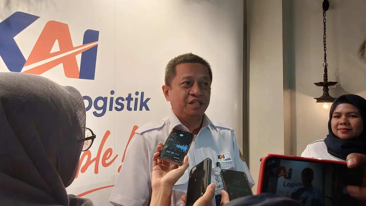 Direktur Operasi KAI Logistik Heri Siswanto dalam konferensi pers di Jakarta, Rabu (24/7/2024). (Dok KAI Logistik)