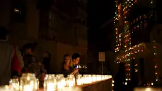 Sejumlah wisatawan menikmati keindahan lilin - lilin saat digelarnya festival Birgu di Malta, Sabtu (10/10/2015). Selama berlangsungnya festival, tidak diperbolehkan menyalakan lampu dan hanya diterangi oleh berbagai jenis lilin. (REUTERS/Darrin Zammit) 	