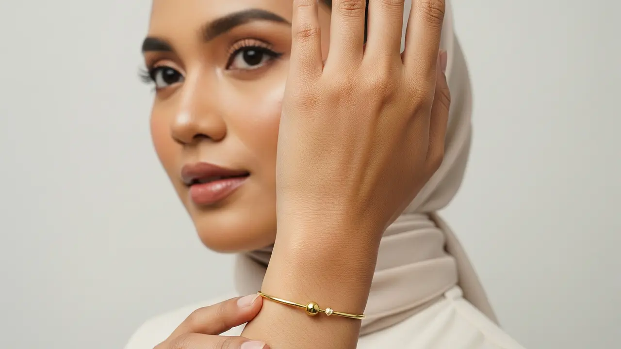 Model Gelang Emas Wanita Karier yang Elegan untuk Profesional. Gemini