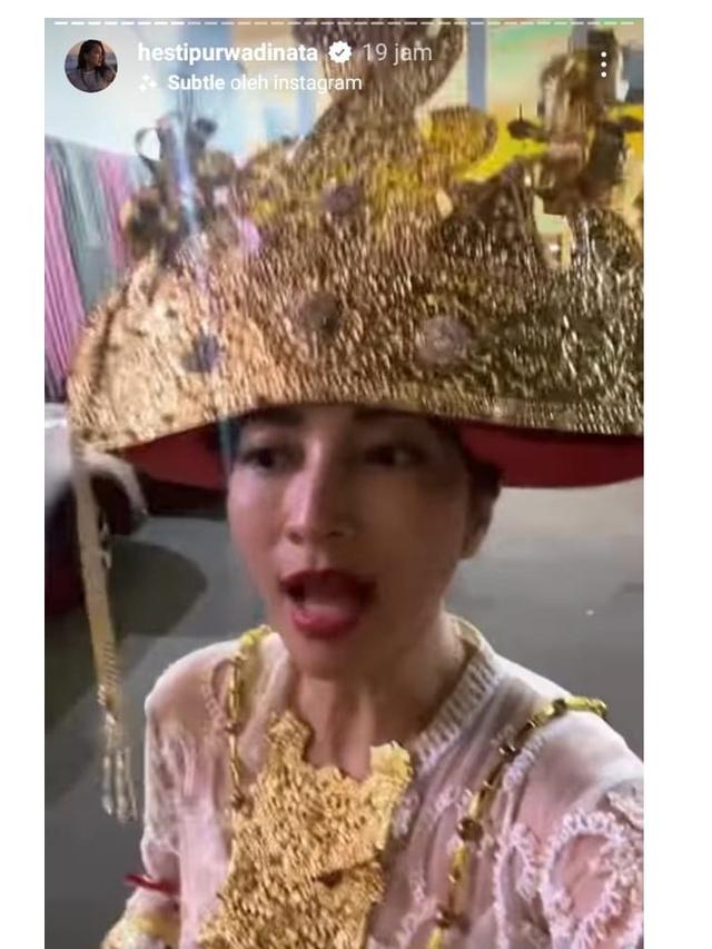 7 Potret Hesti Purwadinata dan Suami Bukber Pakai Baju Adat, Bak Pawai