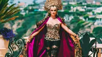 Agnez Mo kembali mengeluarkan lagu baru berjudul Long As I Get Paid. Dalam video musiknya, ia mengenakan kebaya rancangan Anne Avantie. (Instagram/agnezmo)