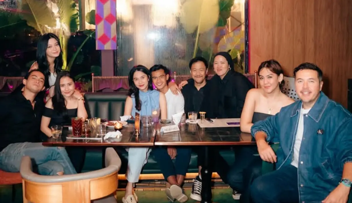 Azizah Salsha dan Pratama Arhan makan bersama beberapa artis tanah air di penghujung tahun 2024. Keduanya pun duduk bersama Prilly Latuconsina yang mengenakan baju off shoulder hitam, Yoriko Angeline, beserta pasutri Sissy Priscillia dan Rifat Sungkar. [@omara.esteghlal]