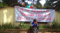 Pemaksaan untuk mengosongkan asrama oleh pengelola Wyata Guna Bandung, membuat 41 difabel netra penghuni asmara tersebut terpaksa tinggal di trotoar Jalan Pajajaran. (Liputan6.com/ Abramea)