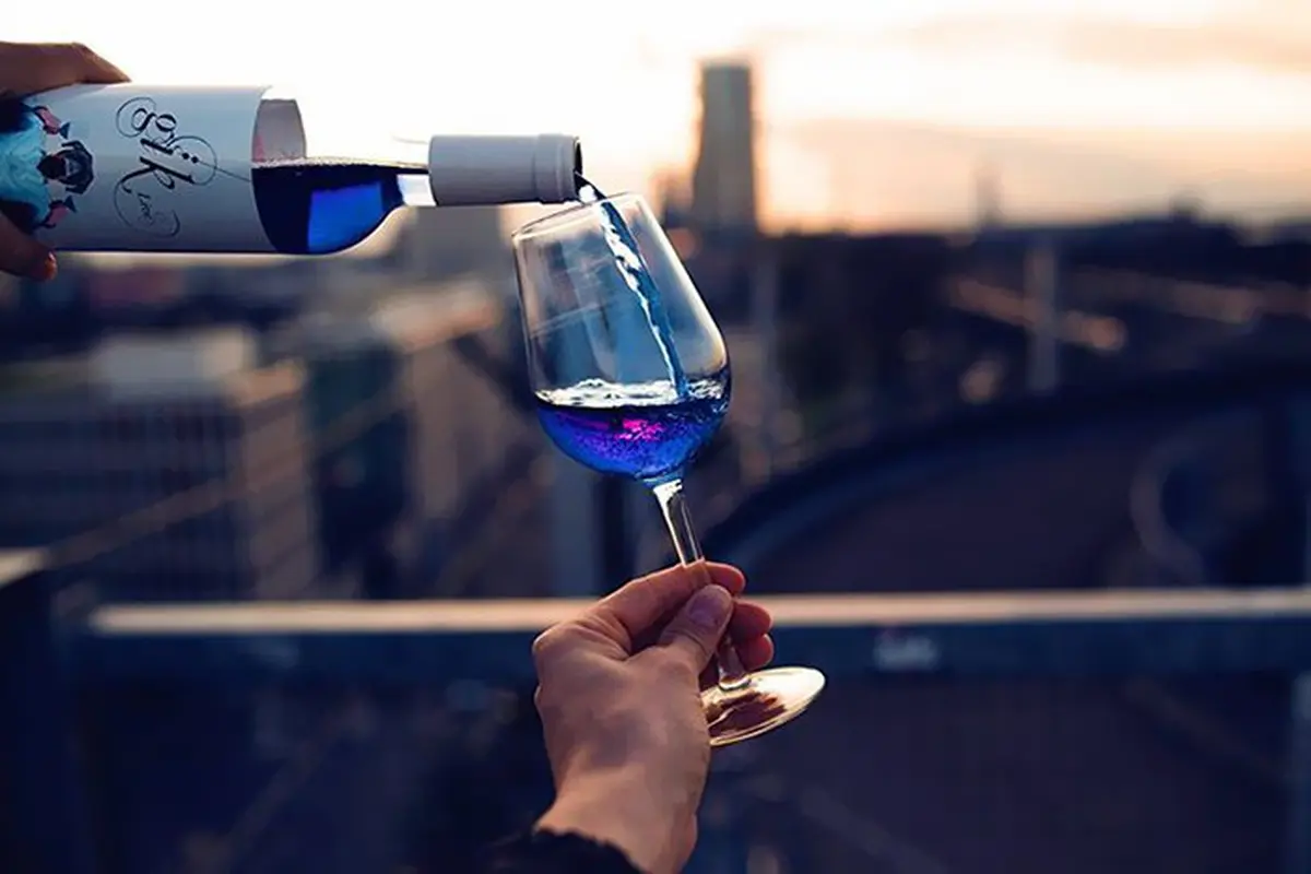 [Bintang] Wine Biru, Sesuatu yang Baru Abad Ini!