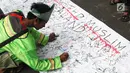 Warga mendandatangani pembunuhan terhadap muslim di Masjid Selandia Baru pada CFD di Bundaran HI, Jakarta, Minggu (17/3). Mereka mengutuk penembakan terhadap jemaah. (Liputan6.com/Herman Zakharia)
