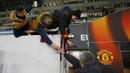 Jose Mourinho dengan ramah menyapa para fans saat Manchester United melakoni laga tandang ke FC Zorya Luhansk. (Reuters/Peter Cziborra)