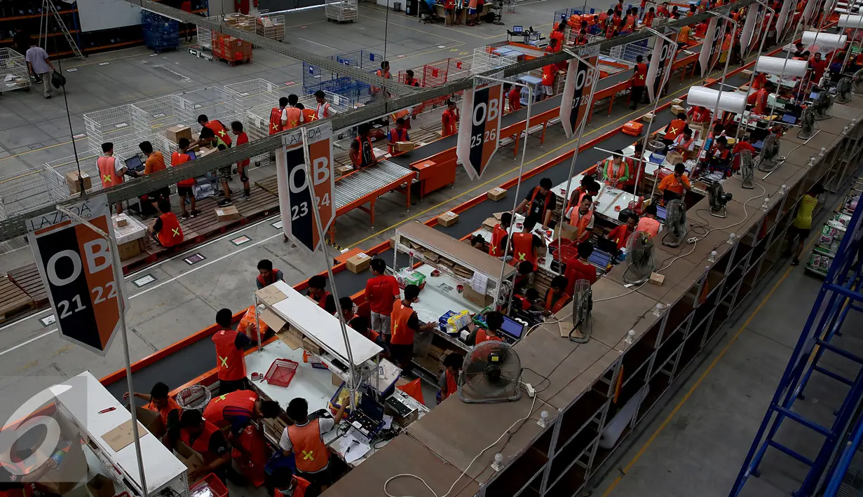 Pekerja melakukan pengemasan dan pengecekan barang di gudang milik Lazada Online Shop, Jakarta, Jumat (9/12). Indonesia menempati urutan pertama, negara dengan pertumbuhan pasar internet terbesar di dunia. (Liputan6.com/Johan Tallo)