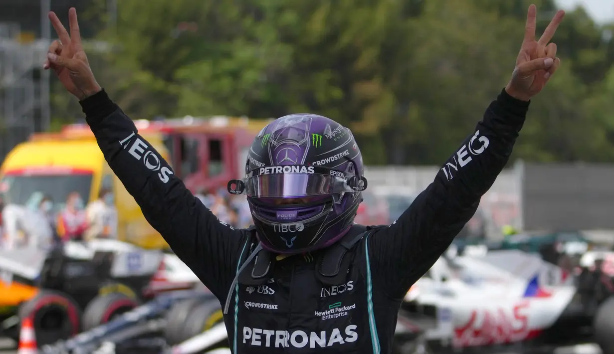 Hamilton berhasil menjaga posisinya hingga finis untuk menjadi juara. Verstappen harus puas menuntaskan balapan di posisi kedua di depan Valtteri Bottas. (Foto: AFP/Pool/Emilio Morenatti)