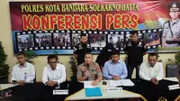 Polres Bandara Soekarno-Hatta membongkar kasus penipuan terhadap puluhan calon jemaah umrah. Tersangka berinisial A dihadirkan polisi, Selasa (12/11/2019). (Pramita Tristiawati)