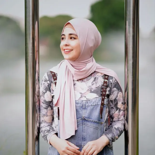 Identik Penampilan Syari, Ini 6 Gaya Risty Tagor Pakai Pashmina hingga Segi Empat