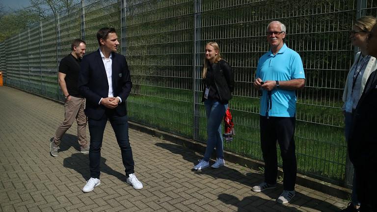 Peter Quast (baju biru), mantan pelatih Leroy Sane. (Bola.com/Aditya Wicaksono)