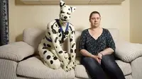 Pria hobi memakai kostum anjing (telegraph.co.uk)