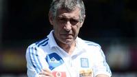 Pelatih Yunani Fernando Santos saat mengawasi sesi latihan timnya di Municipal Stadium, Legionowo, 19 Juni 2012, menjelang laga perempat final Euro 2012 menghadapi Jerman. AFP PHOTO / ARIS MESSINIS
