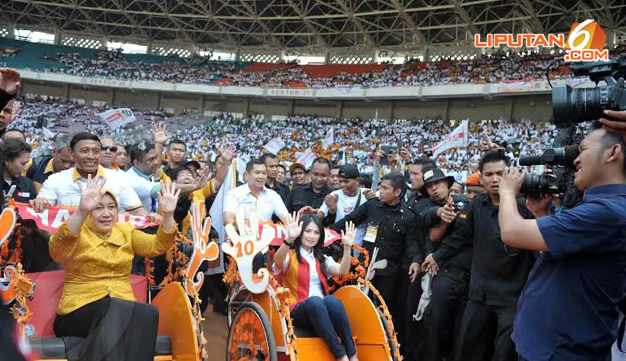 Pasangan Wiranto dan Hary Tanoesoedibjo menggenjot becak memasuki area kampanye Hanura di Gelora Bung Karno, Jakarta (Liputan6.com/Panji Diksana) 