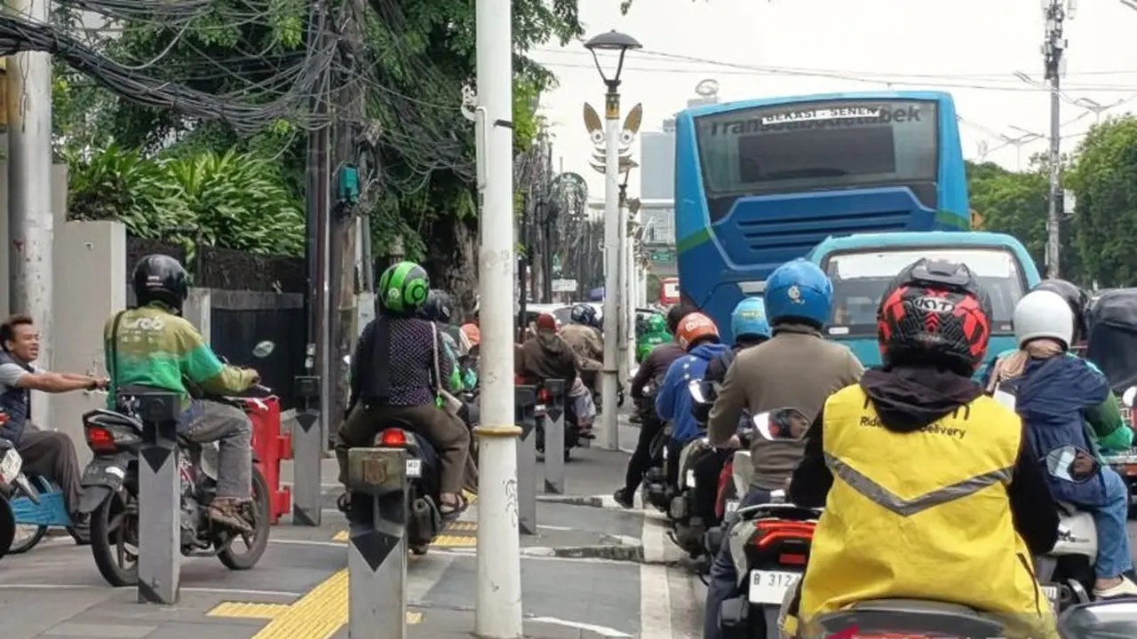 Pemotor naik trotoar imbas macet di Jalan Matraman