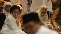 Presiden ke-5 Indonesia Megawati Soekarnoputri menggelar peringatan dua tahun (haul) wafat suaminya, Taufik Kiemas, Jakarta, Senin (8/6/2015). Sejumlah pejabat negara hadir pada acara haul tersebut. (Liputan6.com/Herman Zakharia)