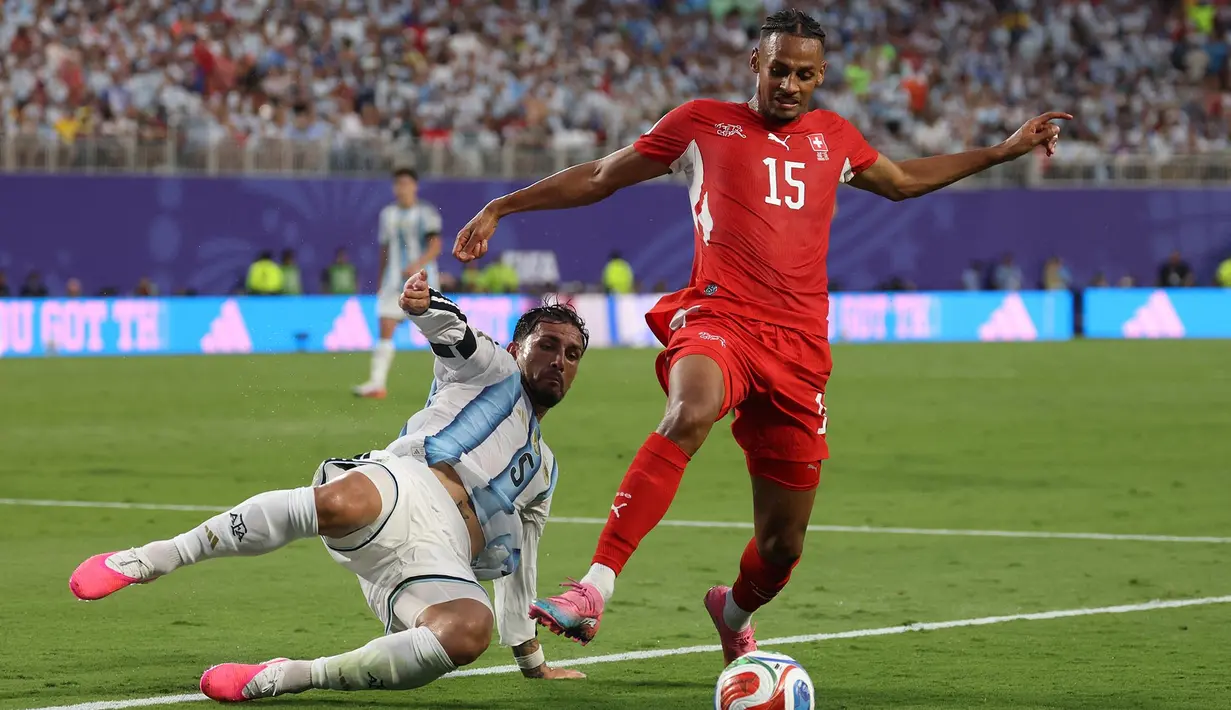 Pemain Swiss Djibril Sow berlari membawa bola yang dijaga pemain Argentina Leandro Paredes selama pertandingan perempat final Piala Dunia 2026 antara Argentina dan Swiss di Stadion Kansas City, Kansas City, 11 Juli 2026. (AFP/ Odd Andersen)