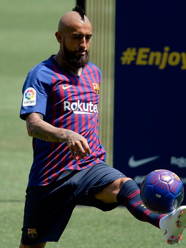 Arturo Vidal dan Putranya Pamer Skill di Camp Nou