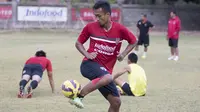 Pemain Bali United, Sultan Samma berlatih mengontrol bola jelang laga Piala Presiden melawan Mitra Kukar di Lapangan Trisakti, Bali, Rabu (9/2/2015). (Bola.com/Vitalis Yogi Trisna)