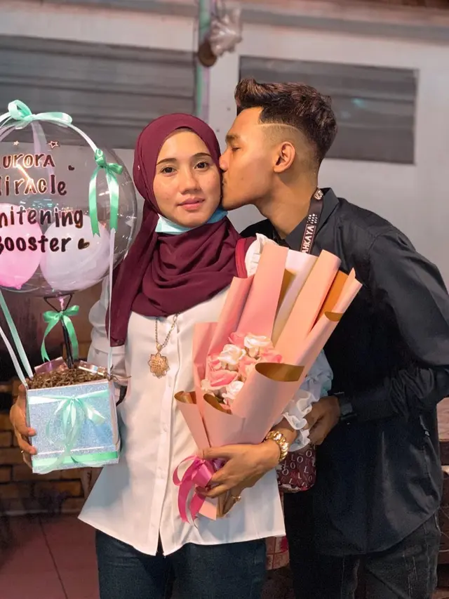 Punya Paras Awet Muda, Ibu Ini Disangka Pacar Anaknya
