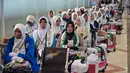 Sebagai informasi, total kuota haji Indonesia pada tahun 2026 berjumlah 221.000 jemaah, yang terdiri dari 203.320 reguler dan 17.680 khusus. Tampak dalam foto, jemaah haji Indonesia menunggu waktu keberangkatan untuk melaksanakan ibadah haji tahunan, di Bandara Internasional Juanda, Sidoarjo, Jawa Timur, Rabu 22 April 2026. (JUNI KRISWANTO/AFP)