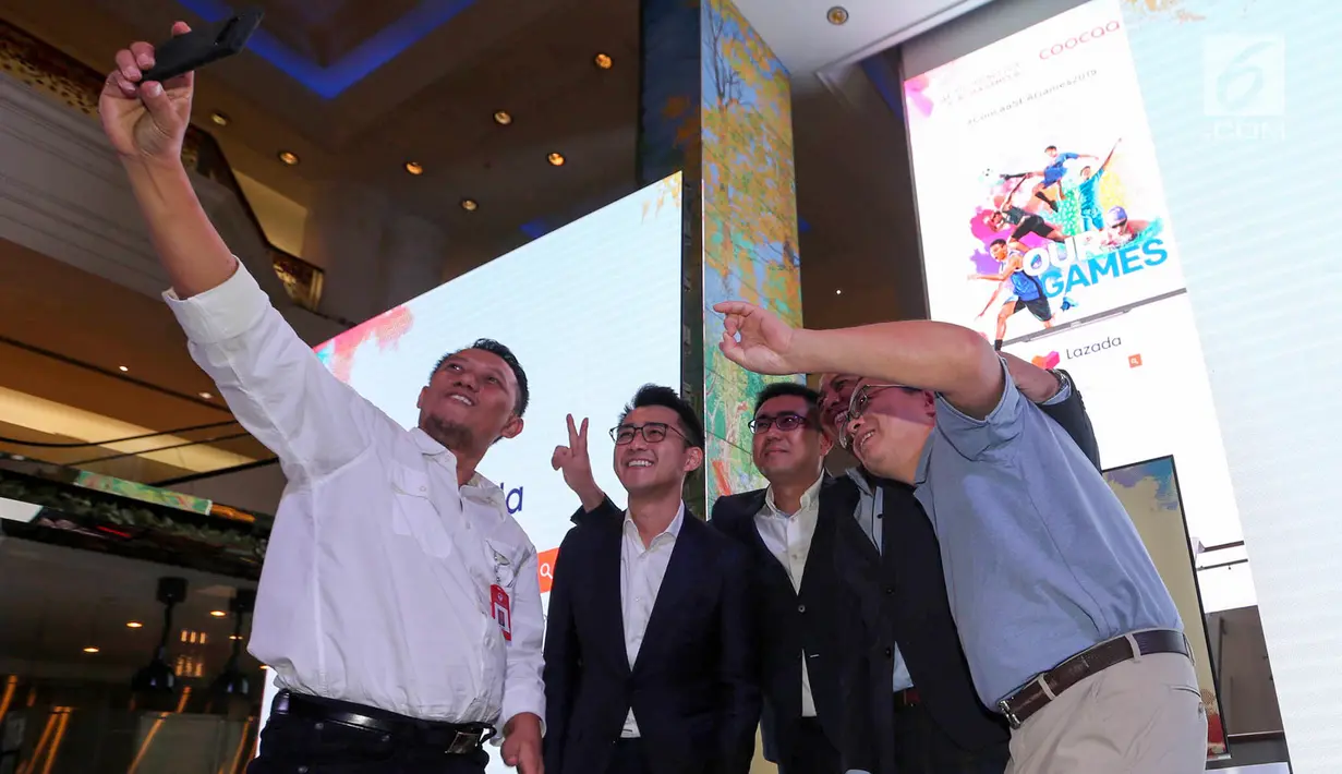 Plt Asdep Industri dan Promosi Olahraga Kemenpora Sandi Suwardi Hasan, President Lazada Group Jing Yin, Chairman/CEO Shenzhen Skyworth RGB Electronic Wang Zhiguo, Zhang Jojit Alcazar dan Hongjun saat peluncuran smart tv edisi Sea Games di Jakarta, Senin (2/9/2019). (Liputan6.com/HO/Bon)