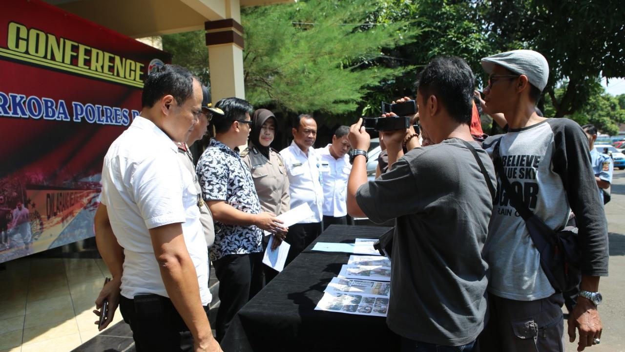 Sebanyak 13 muda mudi hasil penggerebekan di Vila Julio kawasan Puncak, Bogor, Jawa Barat dinyatakan positif memakai narkoba. (Liputan6.com/Achmad Sudarno)