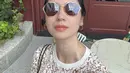 Perempuan berusia 35 tahun ini selfie mengenakan kacamata hitam dengan riasan flawless hanya tampak lipstik tipis. (@laurabas)