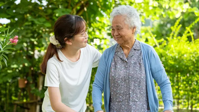 cucu nenek membantu orang tua