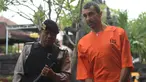 Warga negara Prancis Samuel Pierre Danguny dikawal oleh polisi sebelum konferensi pers di kantor polisi di Denpasar, Bali (18/3). Danguny ditangkap pada 15 Maret dengan kepemilikan 33 gram ganja dan 2 paket Hasis 16 gram. (AFP Photo/Sonny Tumbelaka)