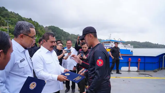 Menimipas Serahkan Langsung SK Kenaikan Grade Petugas Lapas Batu Nusakambangan