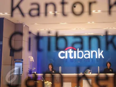 Sejumlah karyawan bersiap melayani nasabahnya di cabang Citi Bank Pantai Indah Kapuk, Jakarta, Jumat (30/10/2015).  Dengan meresmikan Citi Smart Branch misi Citi dalam menghadirkan pengalaman perbankan yang lebih sederhana. (Liputan6.com/Angga Yuniar)