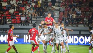 Pertandingan Bali United versus Persija Jakarta di ajang BRI Super League 2025/2026 hari Minggu malam. (Alit Binawan/Bola.com)