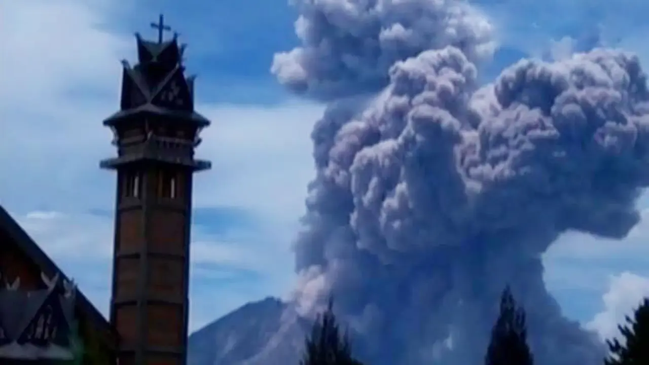 Banjir Lahar Dingin Ancam Kawasan Sekitar Gunung Sinabung