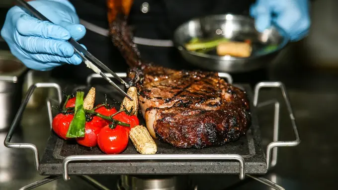 Mencicipi makan lezat di  1945 Halal Indonesia Restaurant sambil melihat koleksi pakaian dari desainer Jenahara