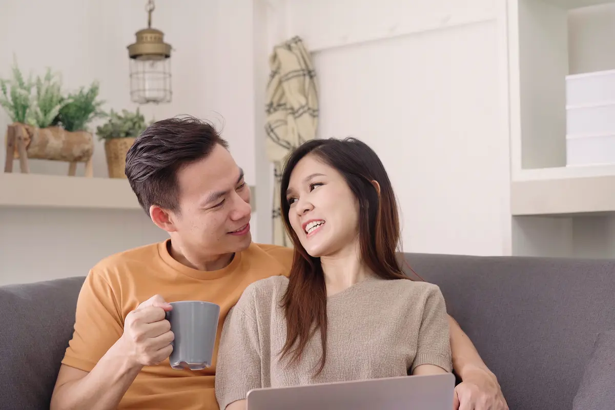 couple romantis bahagia