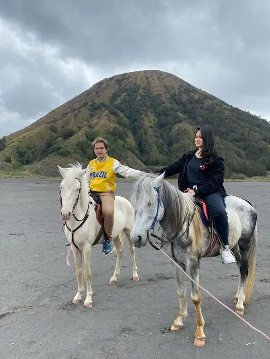 "Mama gimana?" tanya Tissa Biani pada sang ibu. "Aman saja, pokoknya Tissa senang mama senang , Tissa bahagia mama bahagia, Tissa sedih mama sedih," jawab ibunda, Dian Estining Adhi. (Instagram/duljaelani)