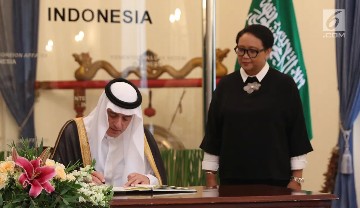 Menteri Luar Negeri Arab Saudi, Adel bin Al-Jubeir (kiri) didampingiMenteri Luar NegeriRepublik Indonesia, Retno Marsudimenandatangani buku tamu jelang pertemuan bilateral di Jakarta, Selasa (23/10). (Liputan6.com/Helmi Fithriansyah)