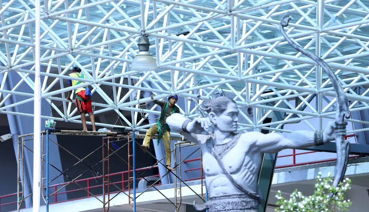 Sejumlah pekerja sibuk mengecat dan membersihkan Pintu VVIP Stadion Gelora Bung Karno, Senayan, Rabu (4/11/2015). Pengerjaan ini merupakan bagian dari persiapan Asian Games 2018. (Bola.com / Nicklas Hanoatubun)