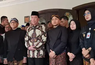 Maha Menteri Keraton Kasunan Surakarta Tedjowulan (kiri Joko Widodo)