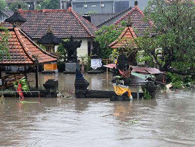 Sebuah kuil Hindu terendam banjir akibat hujan deras di Denpasar, Bali, pada Rabu 10 September 2025. (SONNY TUMBELAKA/AFP)